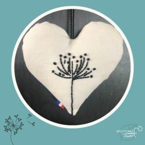 Grand Cœur brodé main en tissu recyclé