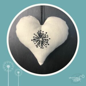 Grand Cœur brodé main en tissu recyclé