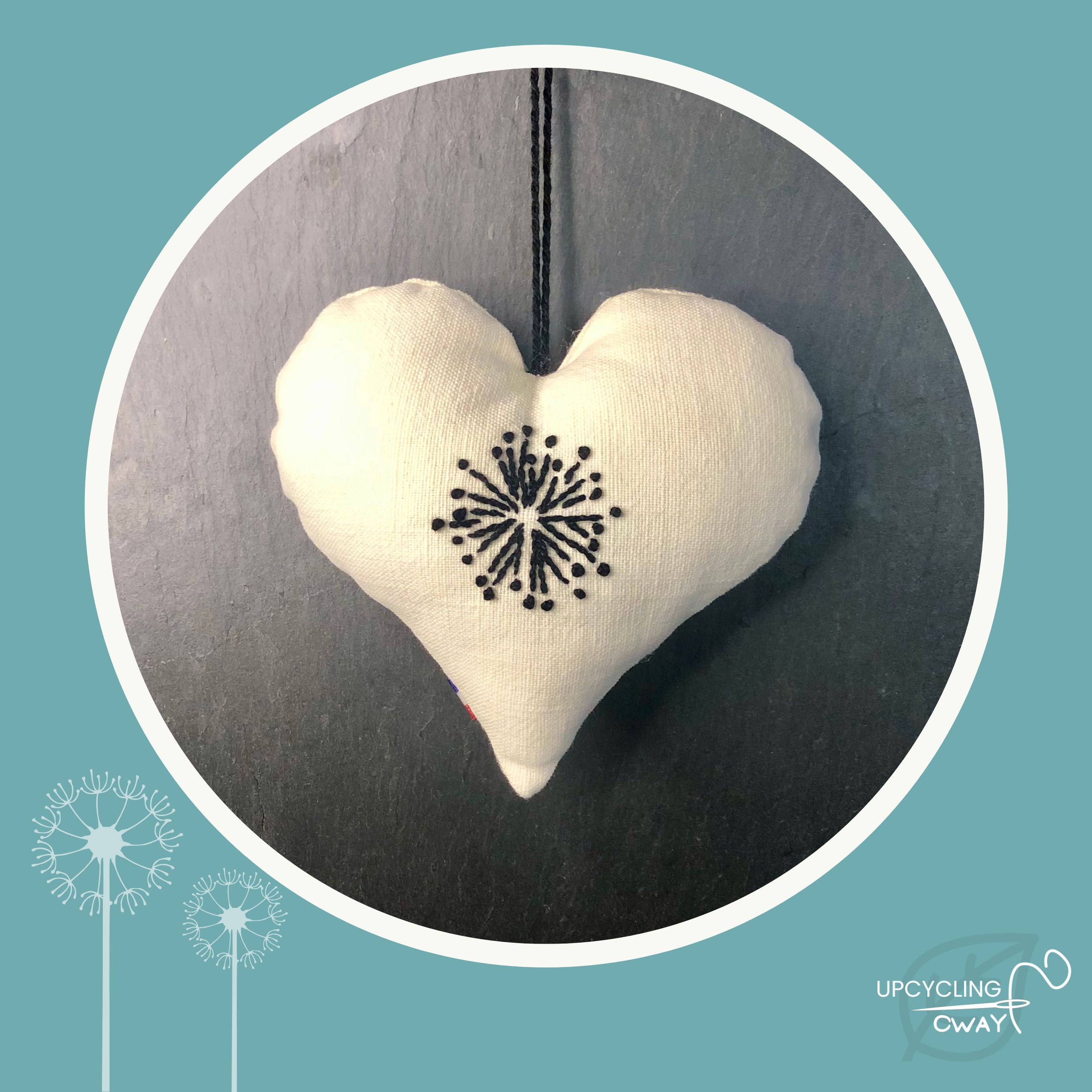 Grand Cœur brodé main en tissu recyclé – Image 2