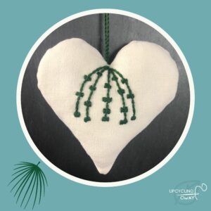 Grand Cœur brodé main en tissu recyclé
