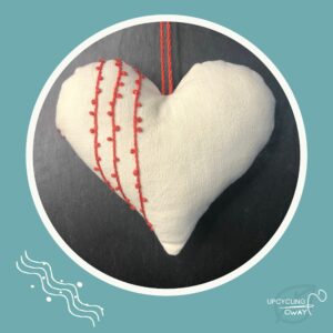 Grand Cœur brodé main en tissu recyclé