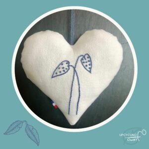 Grand Cœur brodé main en tissu recyclé