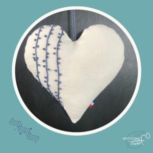 Grand Cœur brodé main en tissu recyclé