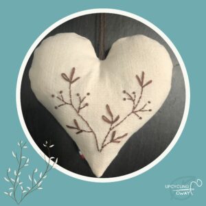 Grand Cœur brodé main en tissu recyclé