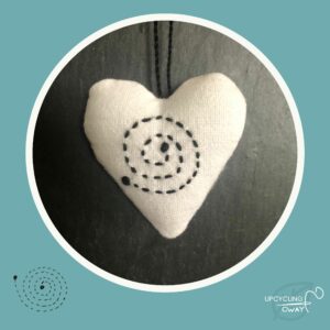 Micro Cœur en tissu recyclé brodé main