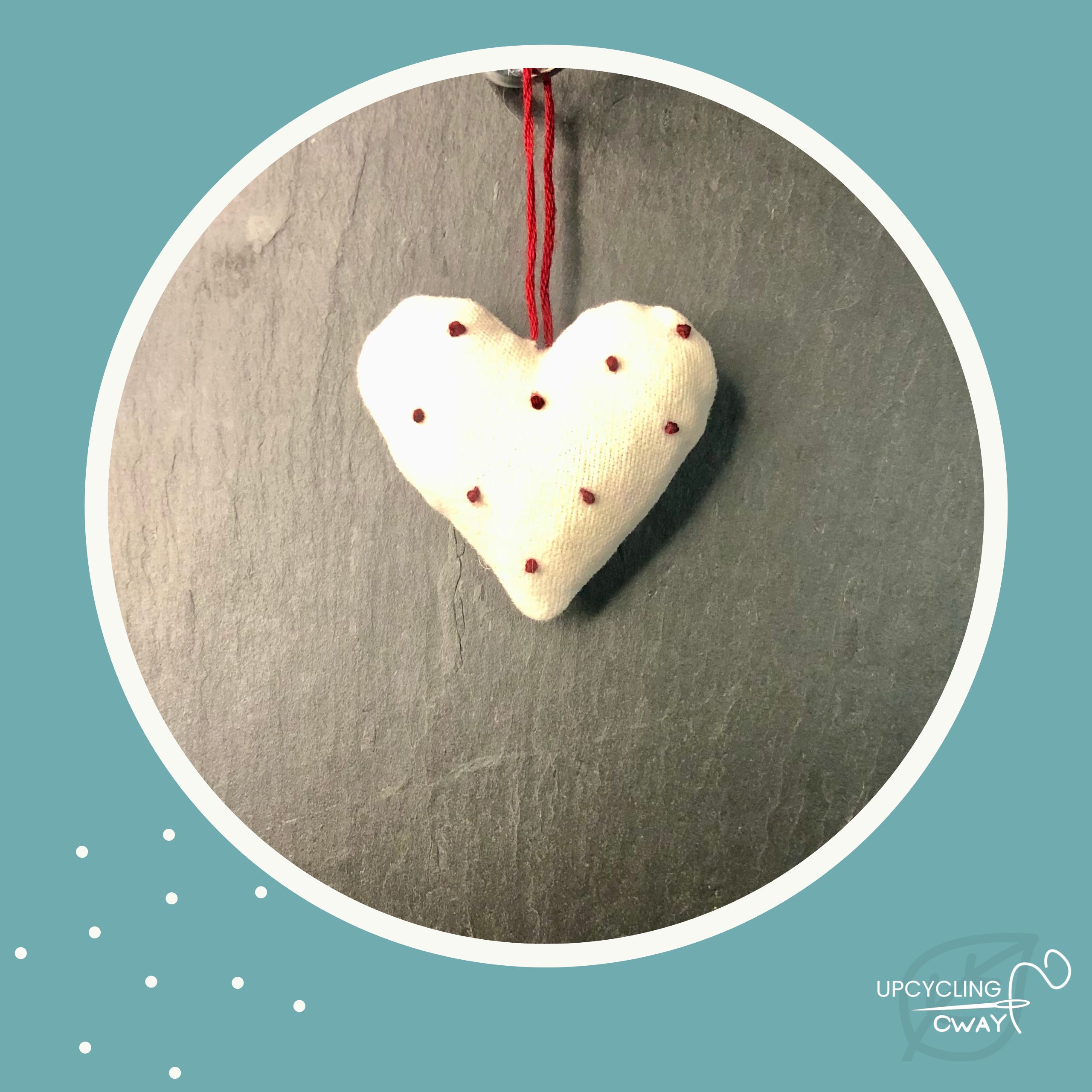 Mini Cœur en tissu recyclé brodé main – Image 2